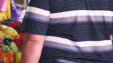 Meyve ve sebze pazarı taze sebze depodaki tezgahın üstünde. Şehirde sokakta spontan Pazar