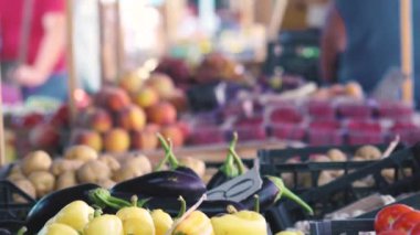 Meyve ve sebze pazarı taze sebze depodaki tezgahın üstünde. Şehirde sokakta spontan Pazar