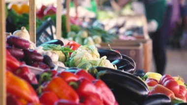 Meyve ve sebze pazarı taze sebze depodaki tezgahın üstünde. Şehirde sokakta spontan Pazar