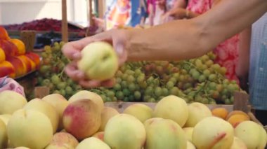 Meyve ve sebze pazarı taze sebze depodaki tezgahın üstünde. Şehirde sokakta spontan Pazar
