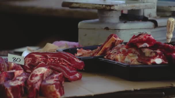Carne in un mercato di strada, vista da vicino, camminare intorno, condizioni non igieniche, macelleria 3840x2160 4k — Video Stock