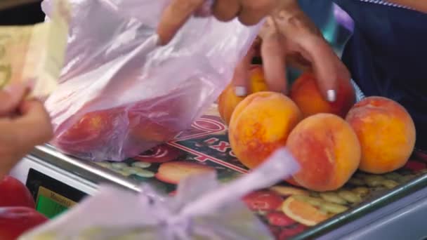 Groente en fruitmarkt vers fruit op de teller in de winkel. Spontane markt in de straat van de stad — Stockvideo