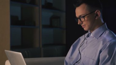 Konuşan facetime, görüntülü sohbet, koyu arka plan üzerinde bir genç adam