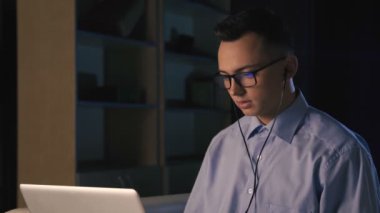 Konuşan facetime, görüntülü sohbet, koyu arka plan üzerinde bir genç adam