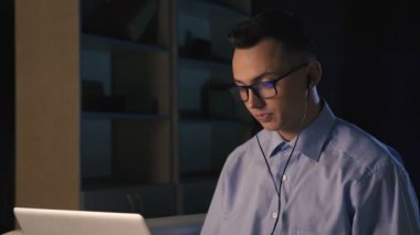 Konuşan facetime, skype, görüntülü sohbet, koyu arka plan üzerinde bir genç adam