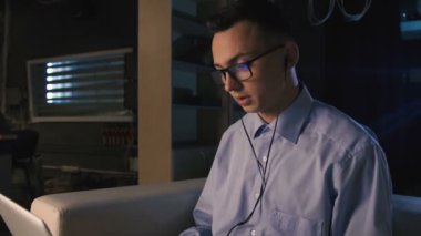 Konuşan facetime, görüntülü sohbet, koyu arka plan üzerinde bir genç adam