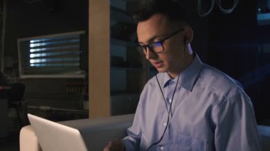 Konuşan facetime, görüntülü sohbet, koyu arka plan üzerinde bir genç adam