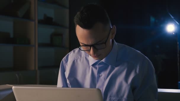 Een jonge zakenman werkt aan een project, problemen, gebreken in werkt, triest vanwege storing — Stockvideo