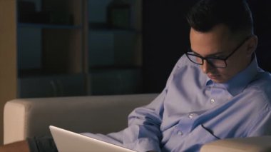 Genç bir adam internette bilgi arıyor