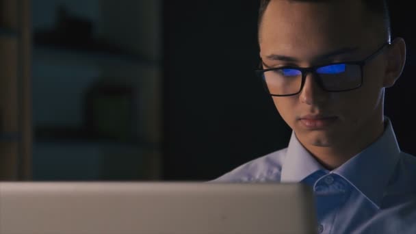 Un élève rédige un rapport la nuit, fait ses devoirs, bondit à l'école — Video