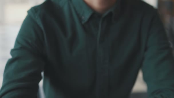 Hombre guapo esperando mujer en el restaurante y mirando al reloj — Vídeo de stock