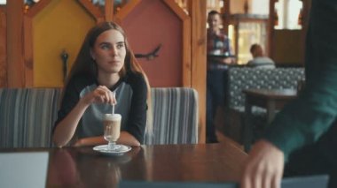 Kız ve erkek şehir kafesinde konuşuyorlar.