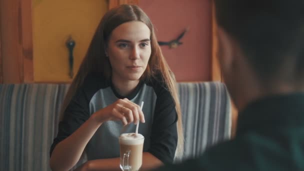 Mädchen und Mann unterhalten sich in Stadtcafé — Stockvideo