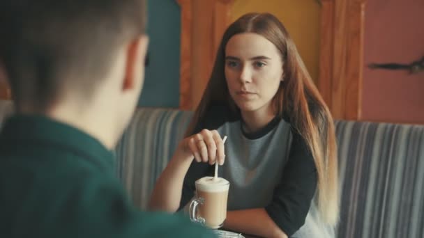 Menina e homem estão falando no café da cidade — Vídeo de Stock