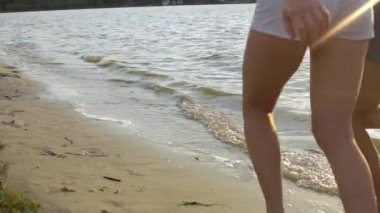 bir plaj kıyısında çalışan iki güzel modeller