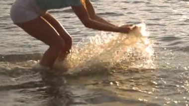 kız deniz dalgaları ayak serpilir eğlenceli olan