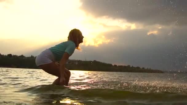 Девушка развлекается, разбрызгивая морскими волнами ноги — стоковое видео
