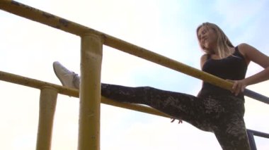 Bodysuit'li genç kadın yoga yapıyor. Fitness, spor, yoga ve sağlıklı yaşam tarzı kavramı