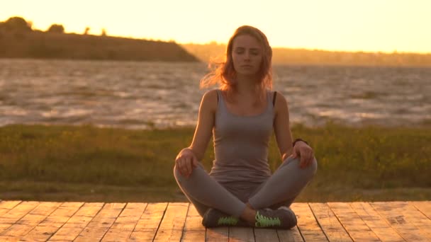 Здоровая женщина медитирует в позе лотоса — стоковое видео