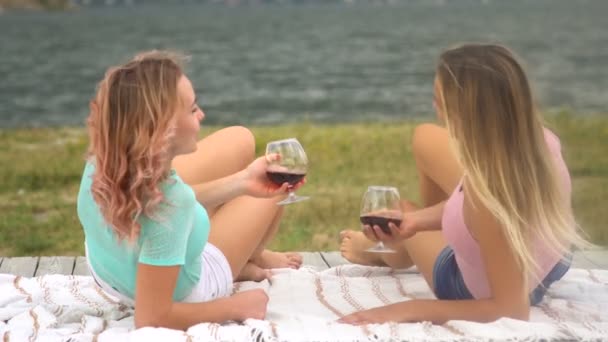 Las amigas beben vino en la playa. Novia montó un picnic en la playa — Vídeos de Stock