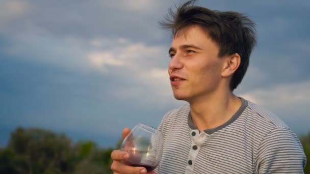 El tipo está deprimido bebiendo vino — Vídeo de stock