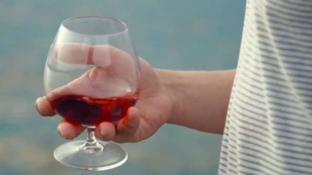 Der Typ ist depressiv und trinkt Wein — Stockvideo