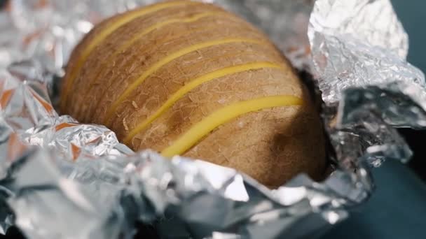 L'huile est versée au ralenti sur les grosses pommes de terre crues hachées. Cuisiner des pommes de terre. Gros plan — Video