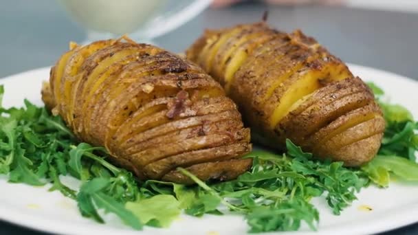 Pommes de terre cuites au four avec romarin et épices. pommes de terre cuites au four hachées sur une assiette — Video