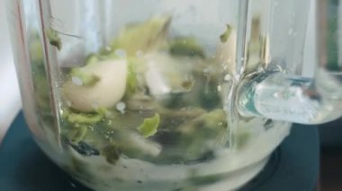 Meyve ve böğürtlen ve süt sağlıklı bir smoothie ile karıştırılır muz ve nane ile. Sağlıklı yaşam tarzı kavramı.