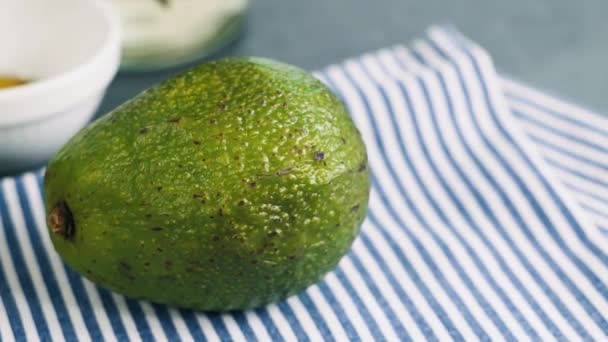 녹색 아보카도가 식탁에 놓여 있습니다. 립 아보카도 . 건강 한 채소 — 비디오