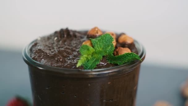 巧克力奶油甜点与榛子和牛奶。可可豆和坚果的健康甜点 — 图库视频影像