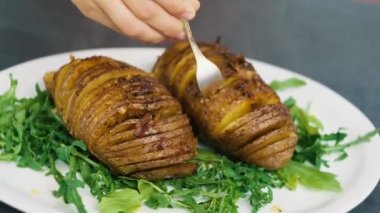 Taze fırında patates. Fırında patates dilimi, tabakta fırında patates dilimi.
