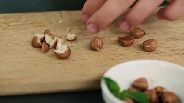 Egészséges desszert mogyoróval és apróra vágott mogyoróval fából készült vágódeszkán. — Stock videók