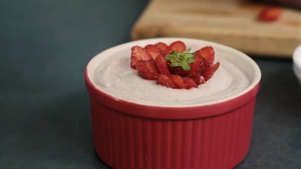 Makanan penutup manis penutup strawberry disajikan dalam mangkuk. Makanan lezat yang enak di rumah. Buatan sendiri makanan kafir — Stok Video
