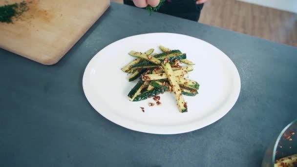 在切碎和调味的黄瓜上涂上菊花.健康食品。在家里做饭。健康食谱. — 图库视频影像