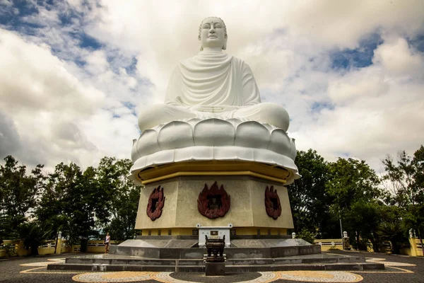 Staty av Big Buddha i Long Son Pagoda — Stockfoto