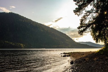 Gün batımı göl ve dağların