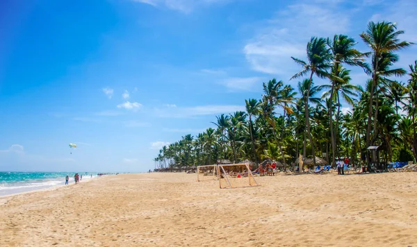 Spiaggia tropicale soleggiata — Foto Stock