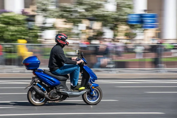 Motobike bir şehir sokak hızlandırmak