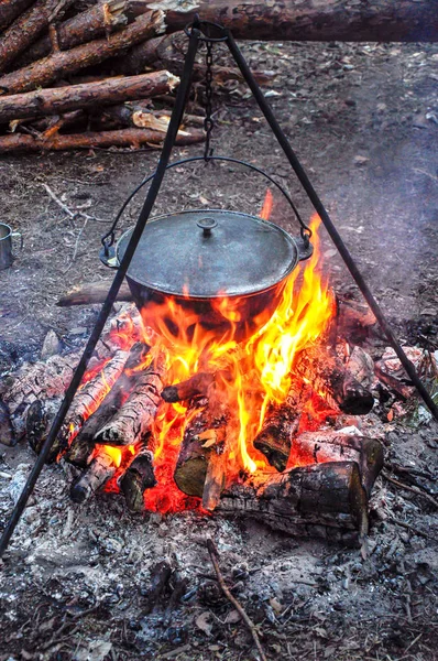 Кулинария в котле на открытом огне — стоковое фото