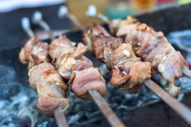 Kömür ve alev üzerinde ızgara et