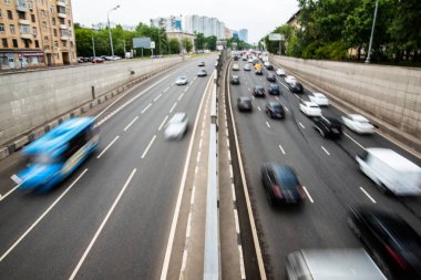 Şehir otoyol hızlı trafikte hareket bitirim