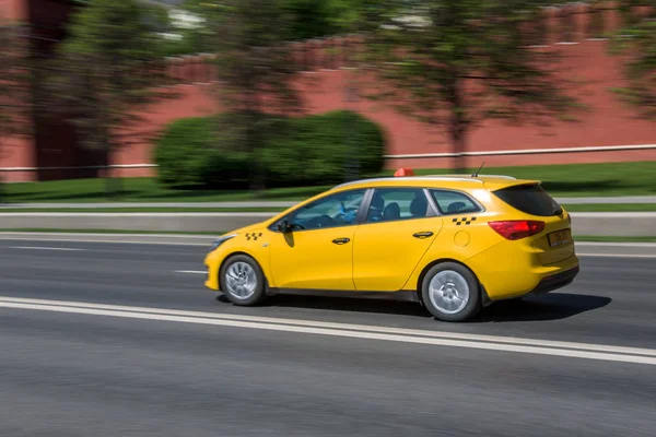 Abstrakte Bewegung Einer Straßenszene Der Stadt Mit Einem Gelben Taxi — Stockfoto