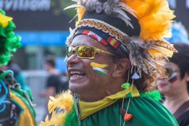 Moskova, Rusya, 14 Haziran 2018 Brezilyalı futbol destekçisi taraftarları Dünya Kupası açmadan önce Luzhniki Stadı yakınındaki