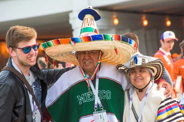 Moskova, Rusya, 14 Haziran 2018 Meksika futbol destekçisi taraftarları Dünya Kupası açmadan önce Luzhniki Stadı yakınındaki