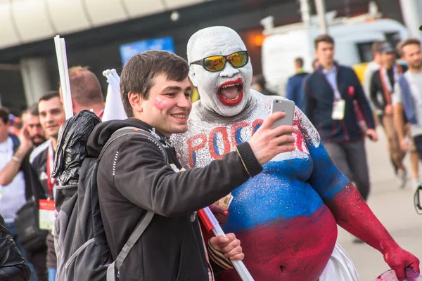 Moscú Rusia Junio 2018 Hinchas Rusos Aficionados Fútbol Cerca Del — Foto de Stock