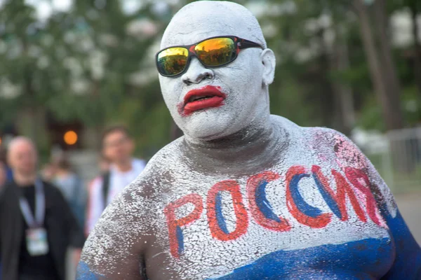 Moskova, Rusya, 14 Haziran 2018 Rus destekçisi futbolseverleri Luzhniki Stadı Dünya Kupası açmadan önce yakınındaki