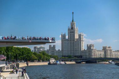 Bir yüzen köprü insanlar