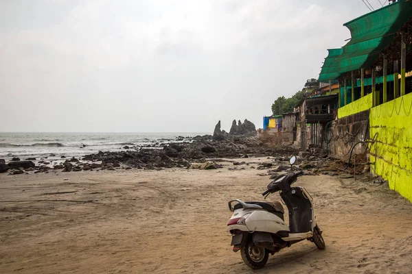 Scooter en la playa — Foto de Stock