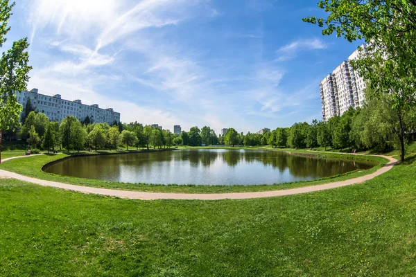 Göl ile bir Şehir Parkı